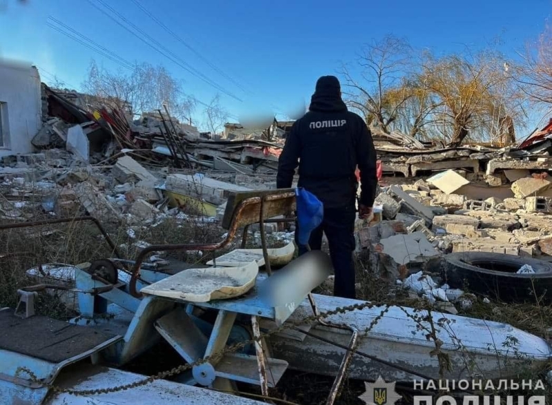 Поліцейські, рятувальники та волонтери працювали на місці ракетного удару по Ладижину