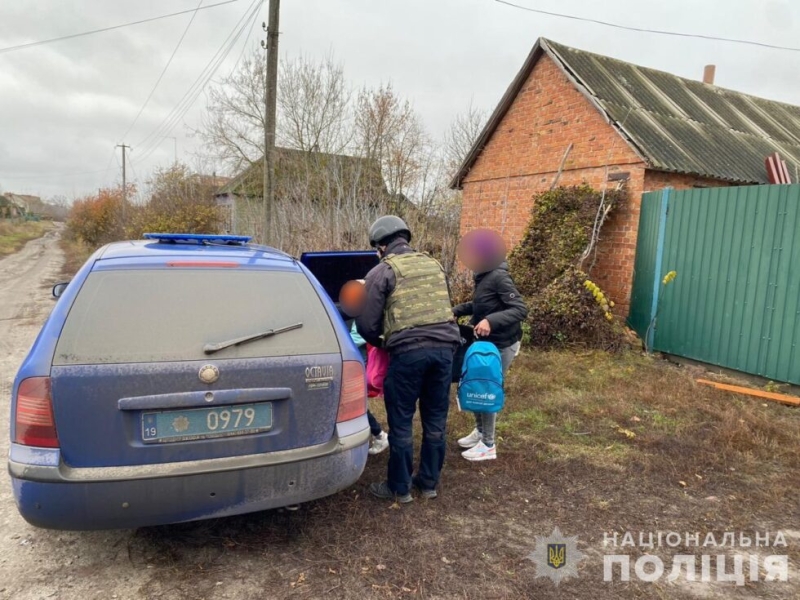 Поліцейські Сумщини евакуювали жінку з дитиною з-під обстрілів