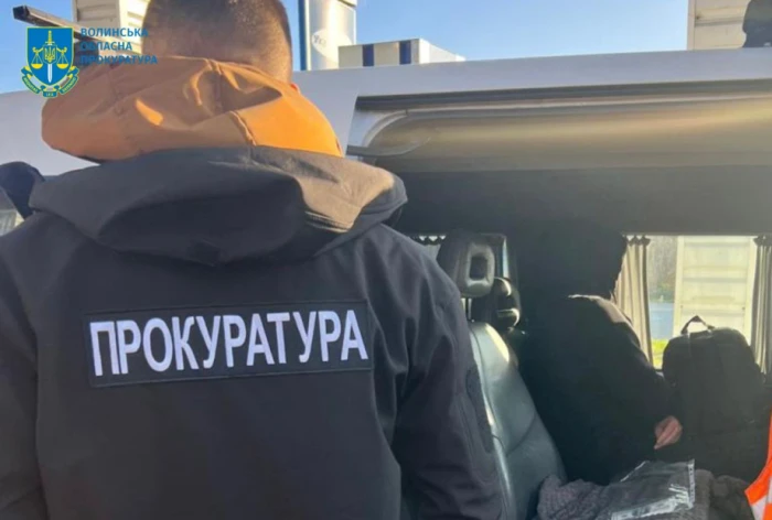 Повідомили про підозру двом чоловікам, яких у Луцьку затримали за переправляння ухилянтів за кордон