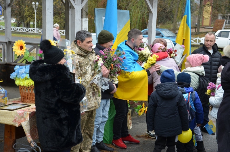 У Березках-Чечельницьких на Вінниччині зустріли Героя, який повернувся з полону. ФОТО/ВІДЕО