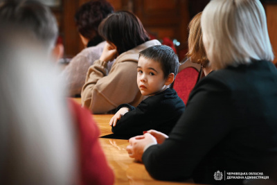 У Чернівцях десятьом родинам загиблих Героїв посмертно вручили нагороди - фото