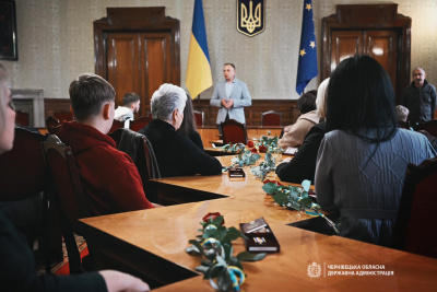 У Чернівцях десятьом родинам загиблих Героїв посмертно вручили нагороди - фото