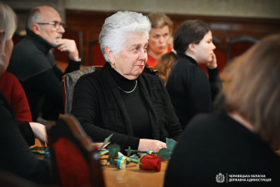 У Чернівцях десятьом родинам загиблих Героїв посмертно вручили нагороди - фото