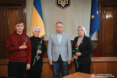 У Чернівцях десятьом родинам загиблих Героїв посмертно вручили нагороди - фото