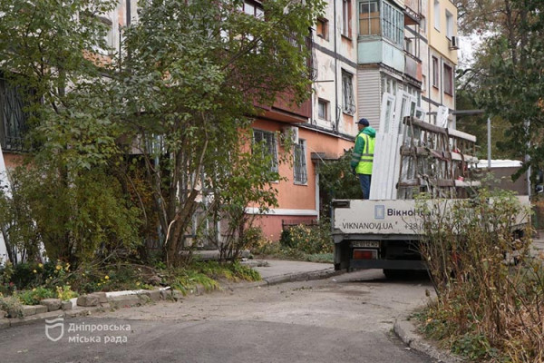 У Дніпрі тривають роботи з відновлення покрівель і заміни вікон у будинках після «прильоту» 26 жовтня