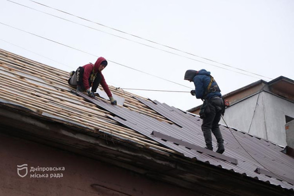 У Дніпрі тривають роботи з відновлення покрівель і заміни вікон у будинках після «прильоту» 26 жовтня