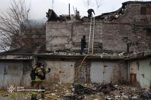 У ДСНС показали ліквідацію наслідків ворожого удару по Дніпру (ФОТО)