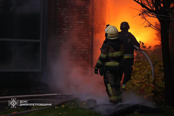 У ДСНС показали ліквідацію наслідків ворожого удару по Дніпру (ФОТО)