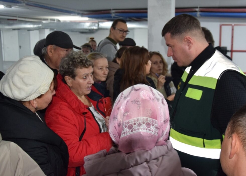 У Сумах відбулись збори представників влади громади з сумчанами, чиї оселі в неділю пошкодила російська ракета