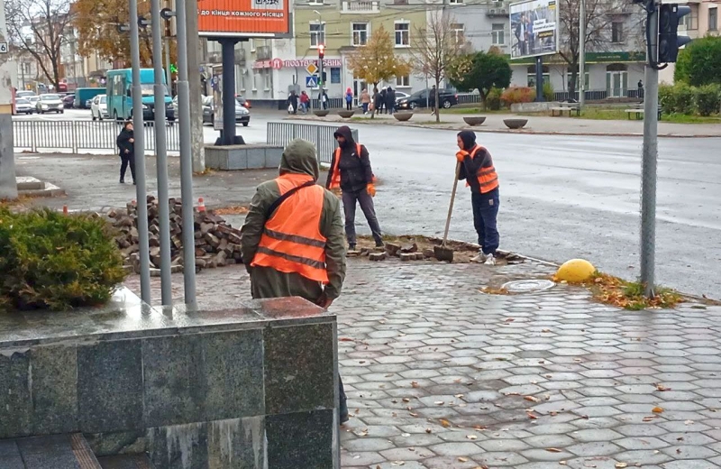 У Полтаві почали оновлювати плитку на двох зупинках за 5 млн грн