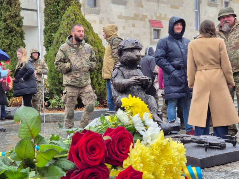 У Полтаві відкрили мініскульптуру бобра-аеророзвідника на честь полеглого Героя Юліана Матвійчука