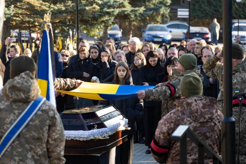 Ужгород сьогодні попрощався із 41-річним солдатом Романом Лабою