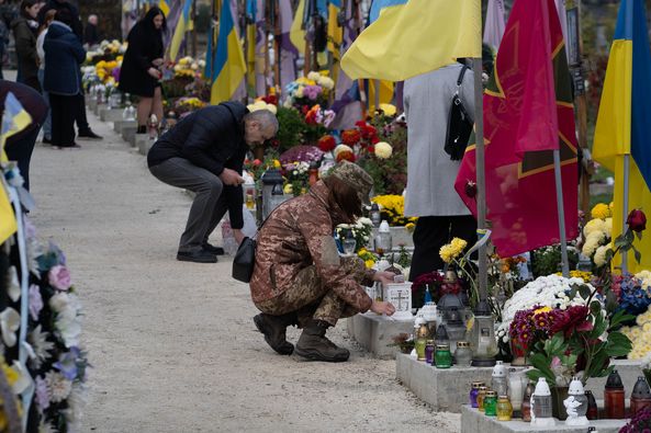 В Ужгороді на Пагорбі Слави запалили лампадки на могилах полеглих Героїв