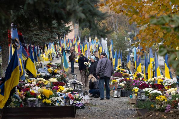 В Ужгороді на Пагорбі Слави запалили лампадки на могилах полеглих Героїв