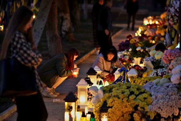 В Ужгороді на Пагорбі Слави запалили лампадки на могилах полеглих Героїв