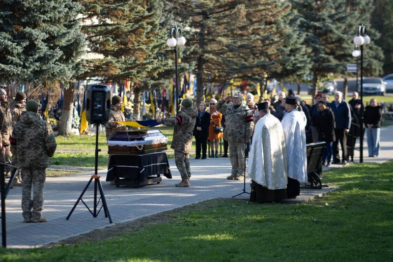 В Ужгороді сьогодні попрощалися із 36-річним полеглим воїном Володимиром Бондаренком