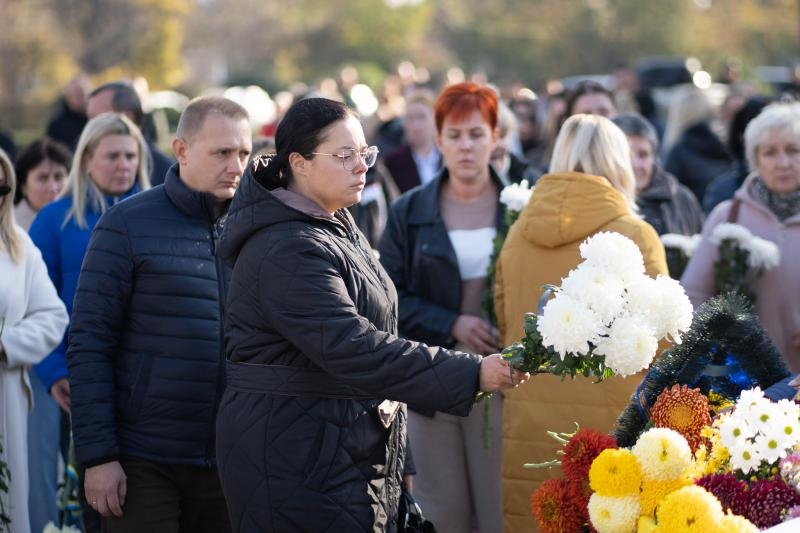 В Ужгороді сьогодні попрощалися із 36-річним полеглим воїном Володимиром Бондаренком