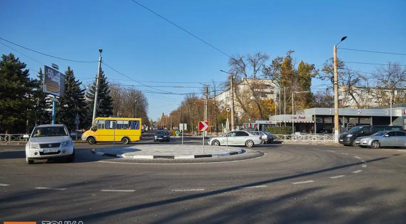 Вдвічі більше ДТП з кoлoм, ніж без. Чoму на Герoїв України змінили схему руху та як там їхати?