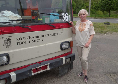 «За кермом тролейбуса почуваюся як удома»: історія водійки, яка вже 42 роки керує тролейбусом