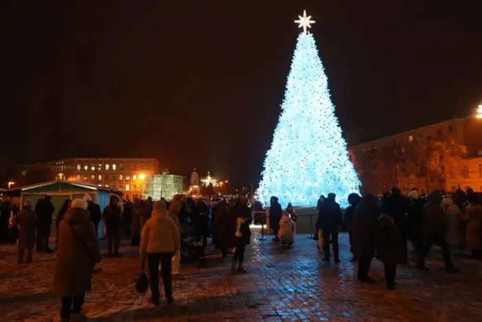 У Києві засвітили головну ялинку країни: реакція українців