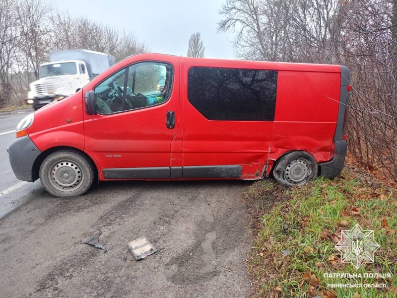 Біля Рівного п’яний водій протаранив три авто і врізався у дерево