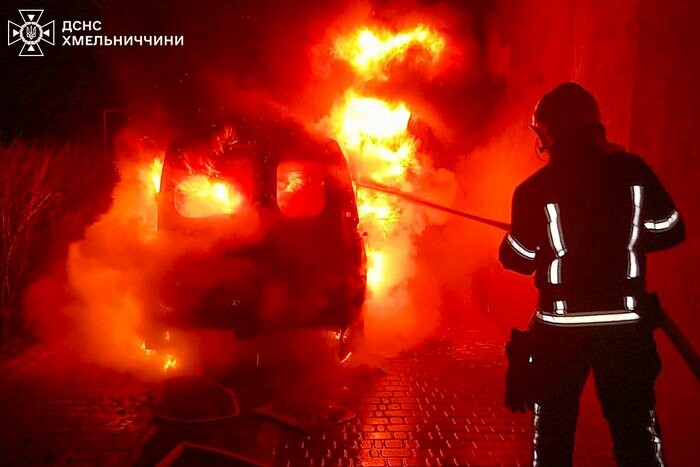 Дві пожежі у Хмельницькій області: загинув чоловік, згорів автомобіль