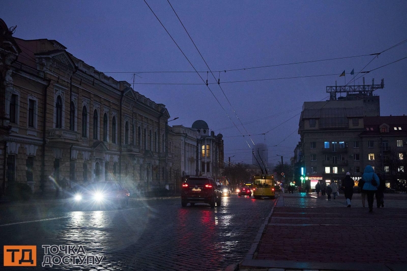 Як Кропивницький готується до Нового року: яскраві гірлянди, інсталяції та локації (ФОТОРЕПОРТАЖ)