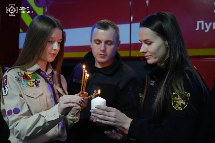 Луцьким рятувальникам передали Вифлеємський вогонь миру