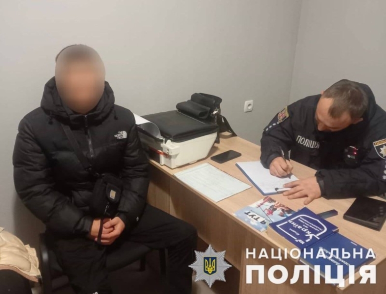 На Вінниччині неповнолітні незаконно використовували поліцейську символіку в соцмережах