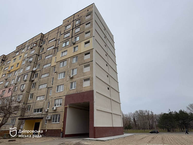 Розібрали зруйновані під’їзди і відремонтували фасадні сторони сусідніх: у Дніпрі закінчили реконструкцію будинку № 118 на ж/м Перемога, в який влучила ворожа ракета