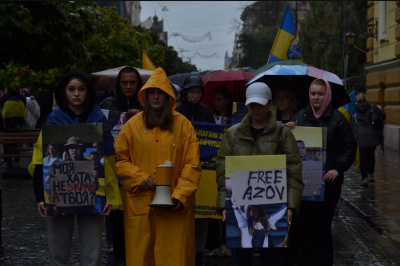 «Щонеділі ми йдемо на площу»: переселенка з Маріуполя веде в Чернівцях акції підтримки військовополонених