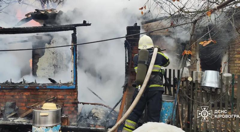 Шість годин гасили пожежу в приватному будинку на Кіровоградщині. Рятувальники розповіли подробиці