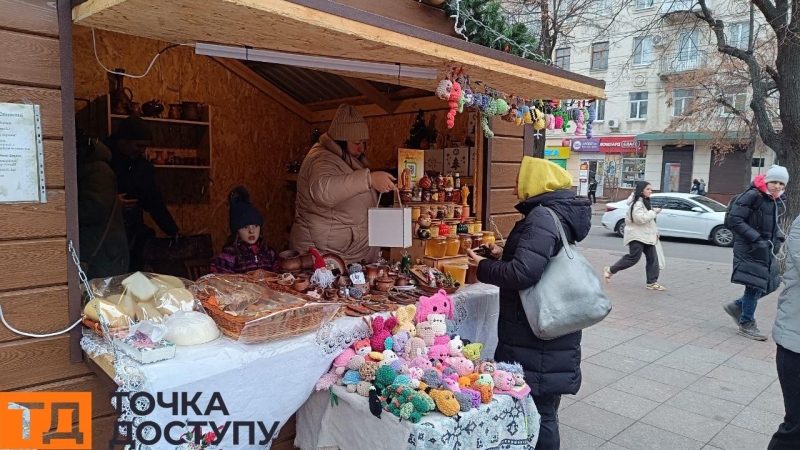 У центрі Кропивницького запрацювало різдвяне містечко (ФОТО)