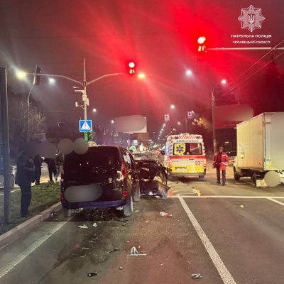 У Чернівцях на завантаженій вулиці сталося ДТП з трьома автомобілями: рух ускладнено