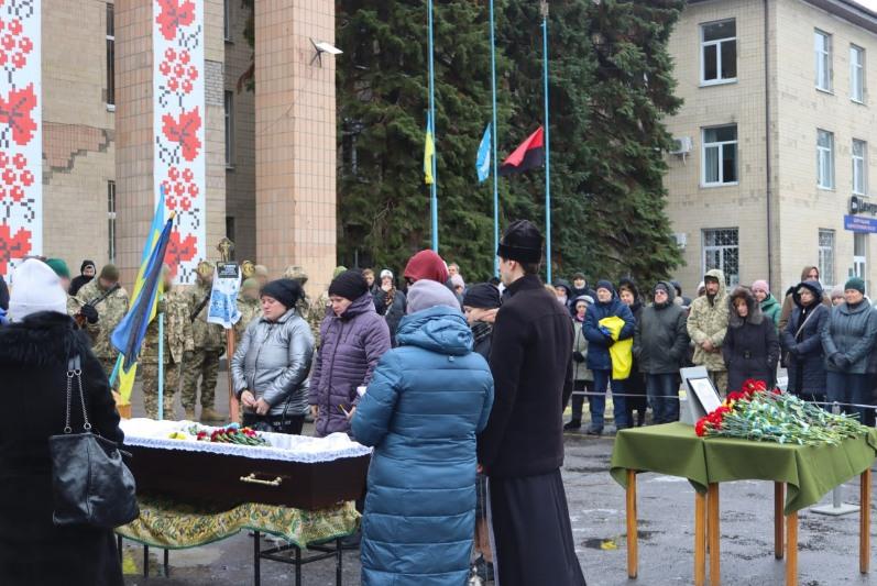 У громаді на Кіровоградщині попрощалися з 37-річним захисником