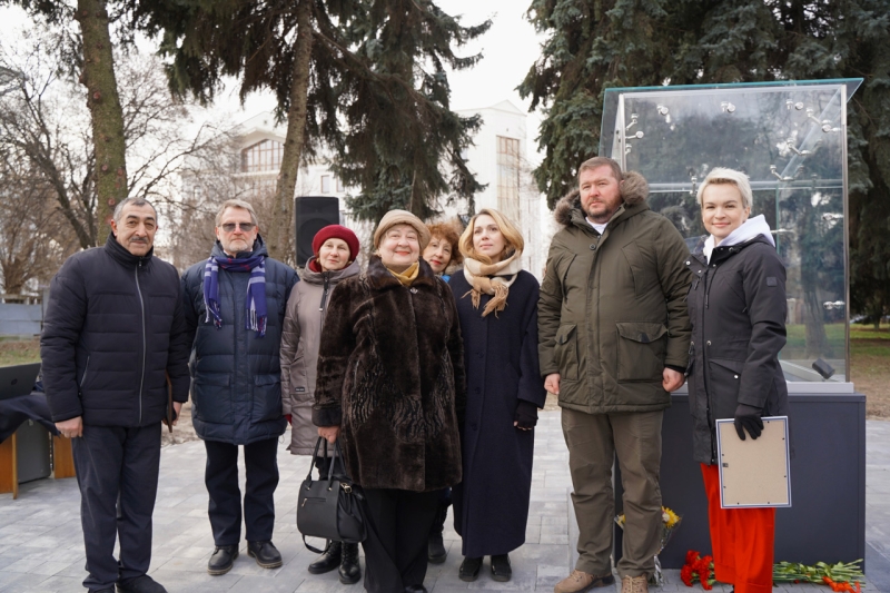 У центрі Полтаві відкрили мініскульптуру Григорію Сковороді