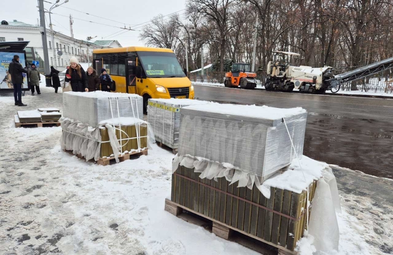 У центрі Полтави завершують ремонт покриття на двох зупинках: мешканці скаржаться на недоліки