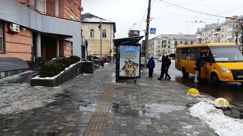 У центрі Полтави завершують ремонт покриття на двох зупинках: мешканці скаржаться на недоліки