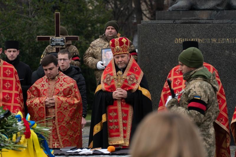 Ужгород сьогодні попрощався із 40-річним солдатом Павлом Петровським