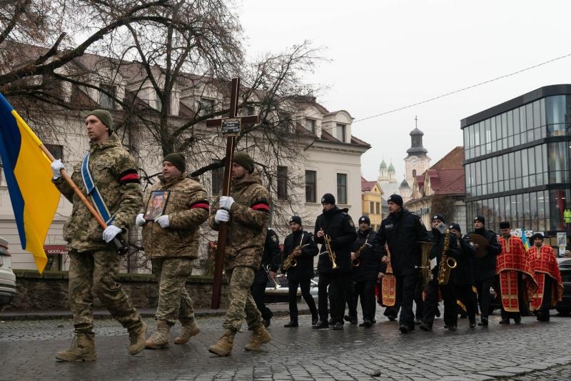 Ужгород сьогодні попрощався із 40-річним солдатом Павлом Петровським