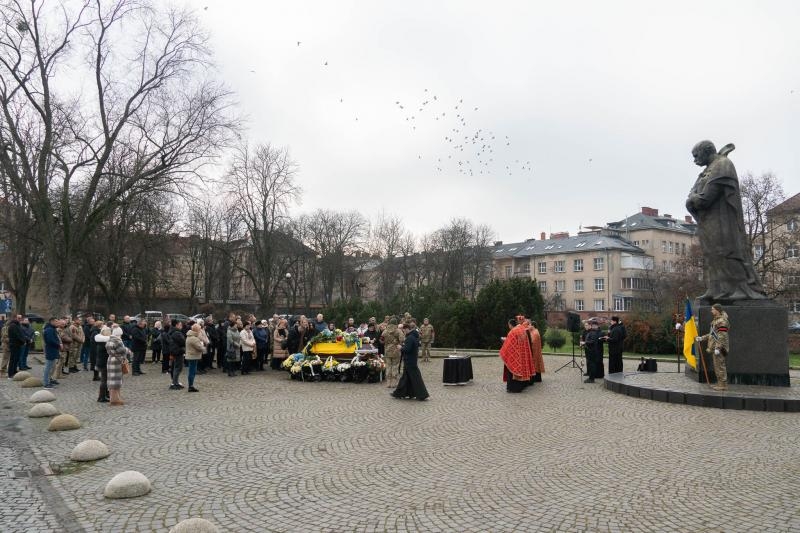 Ужгород сьогодні попрощався із 40-річним солдатом Павлом Петровським