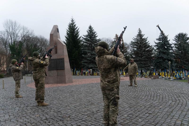 Ужгород сьогодні попрощався із 40-річним солдатом Павлом Петровським