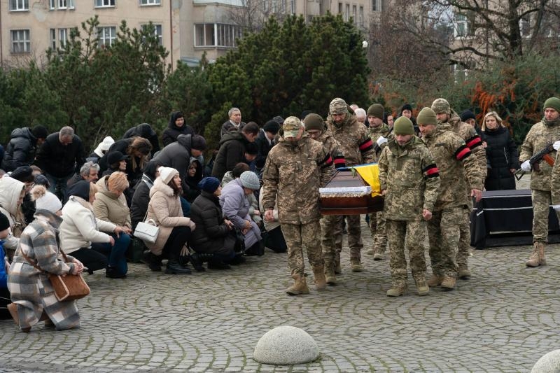 Ужгород сьогодні попрощався із 40-річним солдатом Павлом Петровським