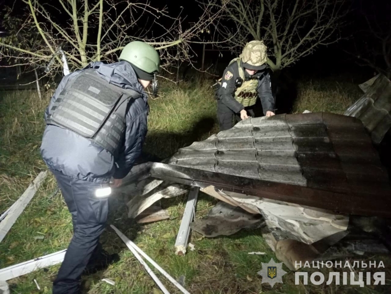 Вінницькі поліцейські показали фото постраждалого від російського дрону обійстя