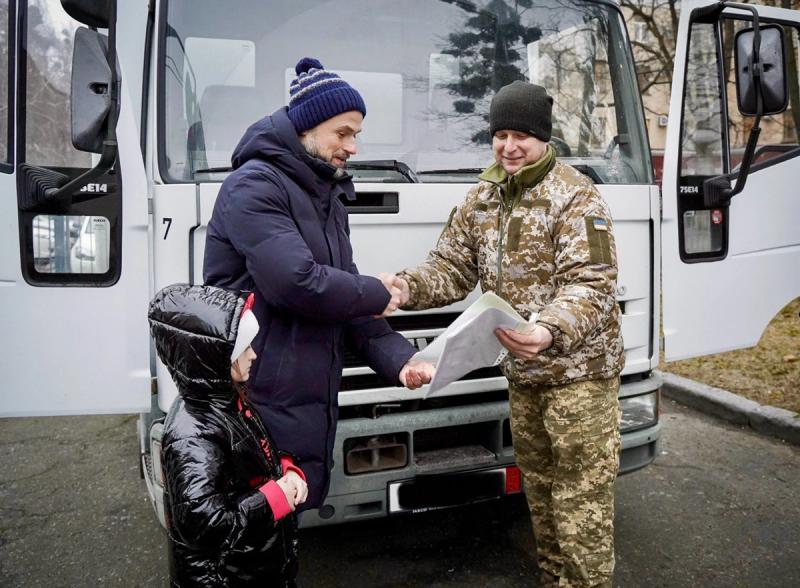 Захисники України отримали вантажівку від соціально відповідального бізнесу та Полтавської ОВА 