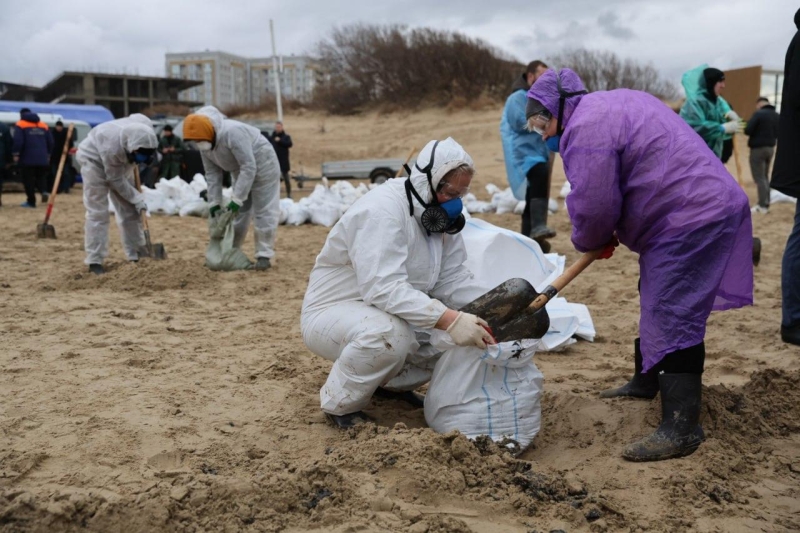 Развожаєв: за два дні зібрано 111,8 тонни забрудненого мазутом ґрунту