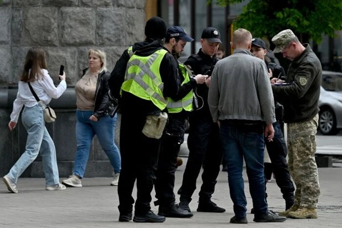 У Києві біля метро військові та поліція затримали чоловіка: ТЦК прокоментував інцидент