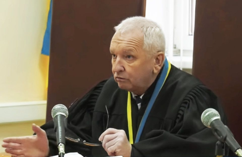 Екс-голова Полтавського апеляційного суду Сергій Гальонкін подав позови до трьох різних судів, щоб повернутися на посаду