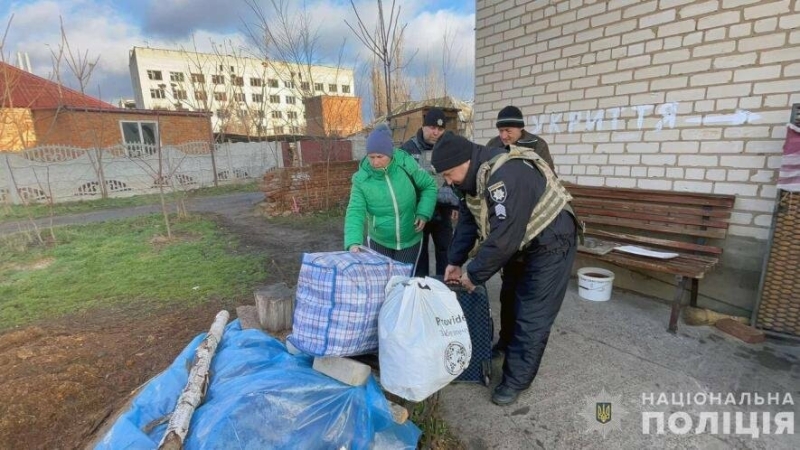 З Оріхова евакуювали подружжя, яке понад два роки жило в підвалі багатоповерхівки