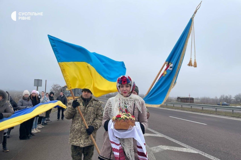 На кордоні з Рівненщиною створили живий ланцюг